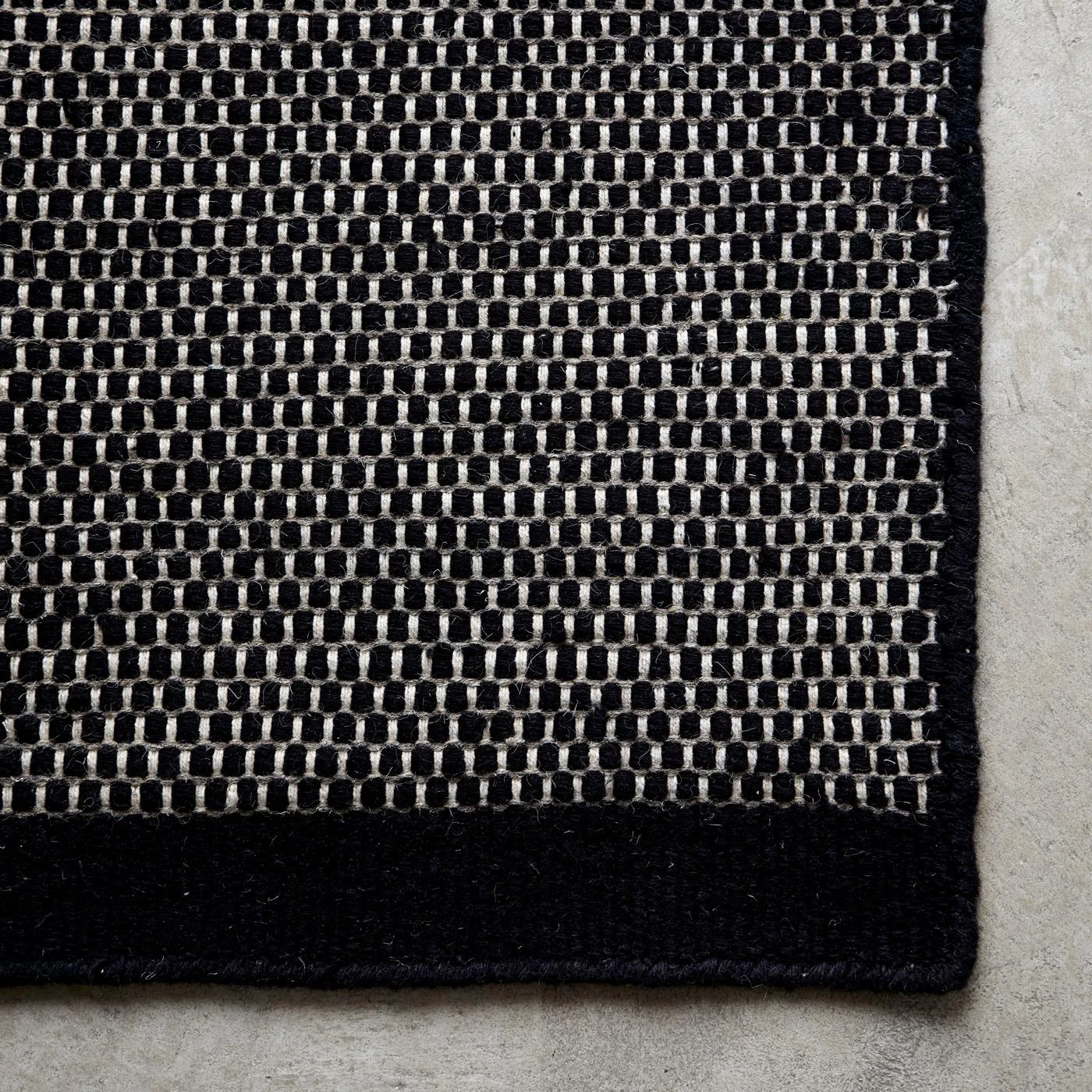 Loop Black Rug 5'7" X 7'9" 5 Loop Black Rug 5'7" X 7'9" - Image 3