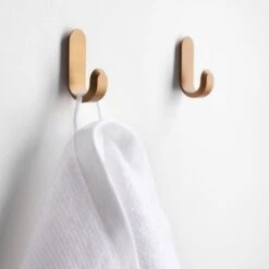 Logan White Hand Towel 24 Logan White Hand Towel -Furniture Store 102768 2 3