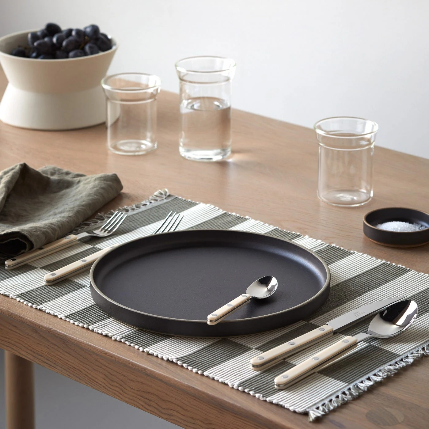 Hasami Black Plate 10" - Image 19